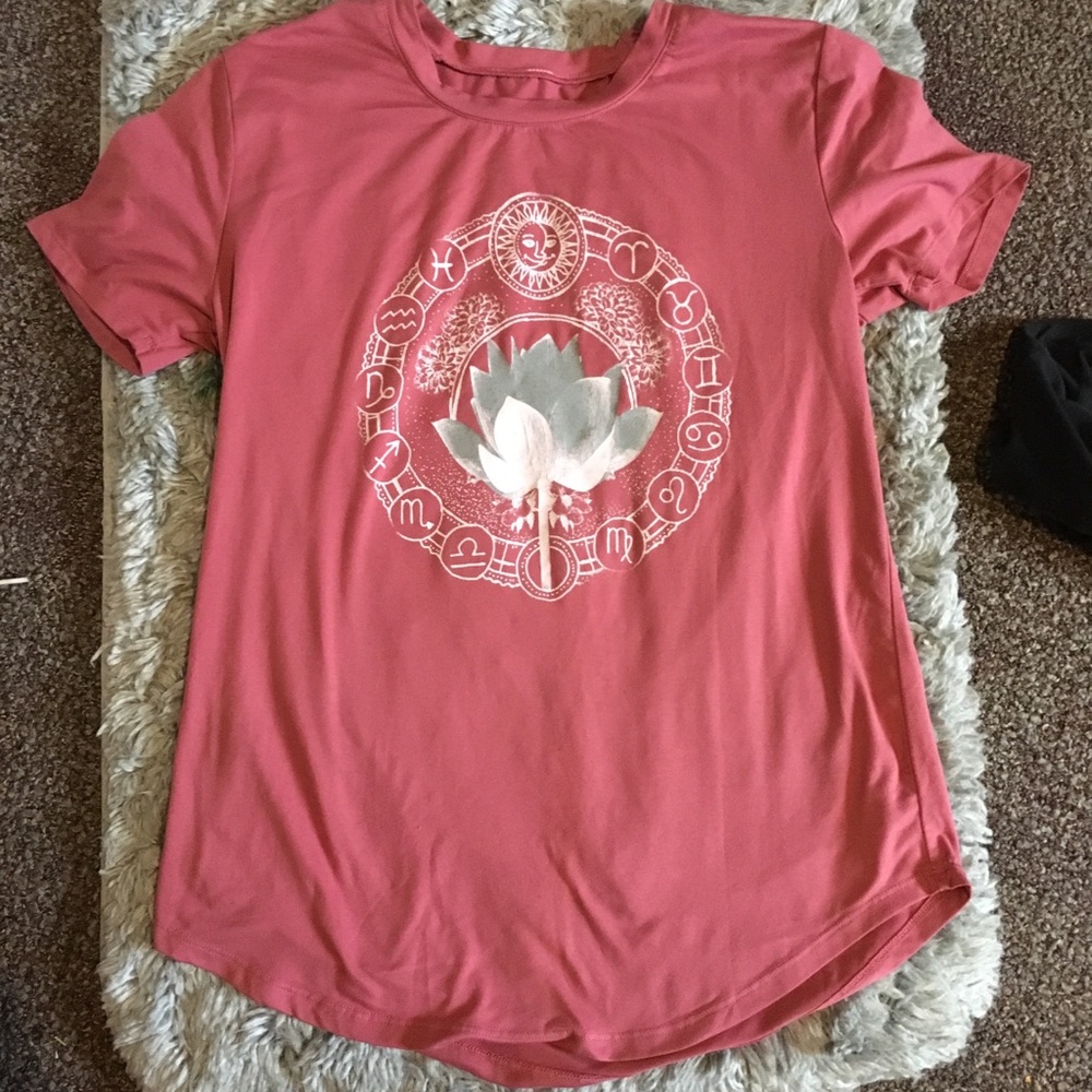 🌹graphic tee🌹 - Picture 2 of 3